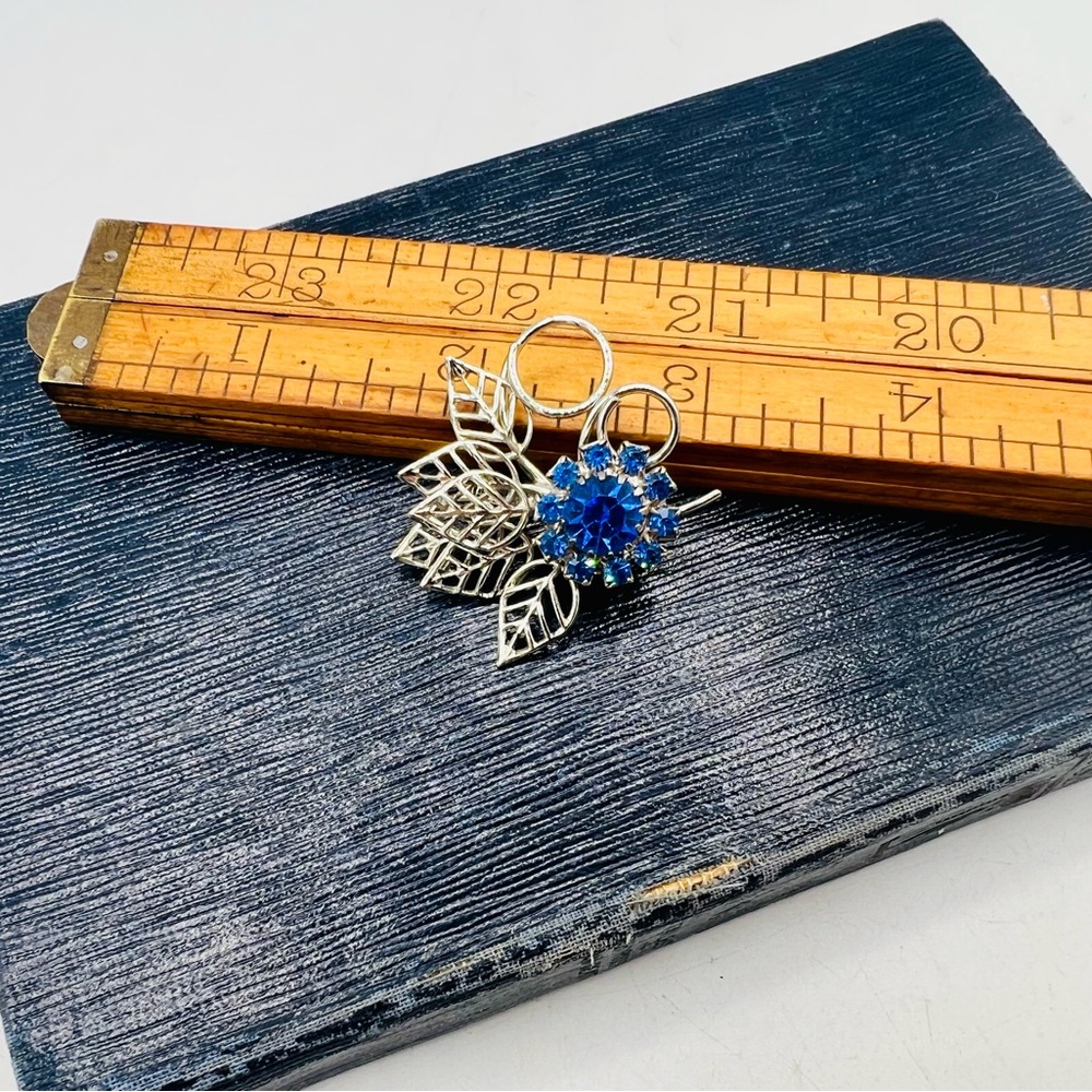 Vintage filigree silver wire floral brooch pin blue rhinestone flower small - Picture 5 of 5